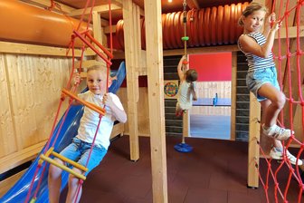 Das Erzgebirge als Neuland: Familie aus der Nähe von Bremen im Urlaub - Im Indoorspielplatz haben Elio (v. l.), Lotta und Alia ihren Spaß.