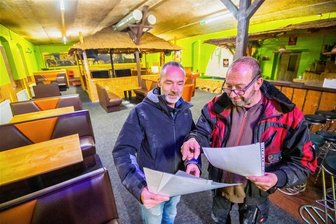 Das Erzgebirge bekommt einen neuen Klub: Los Krachos wird zu Nexus - Große Pläne: André Jungnickel (l.) und Matthias Bohn bei einer Baubesprechung im Hauptraum des künftigen Klubs. 