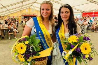 Das Erzgebirge hat eine neue Hoheit: Sie ist 21 Jahre jung und liebt ihre Heimat - Tina Georgi (r.) hat Schärpe und Krönchen an Leonie Joyce Schmidt weitergegeben, die ihren Heimatort Bockau nun zwei Jahre lang als Wurzelkönigin repräsentiert.