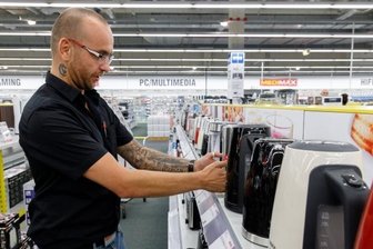 Das Erzgebirge hat jetzt eigenen Ebay-Marktplatz - Auch der Medimax in Annaberg, im Bild Mitarbeiter Nicky Purrmann, bietet über die Plattform zahlreiche Artikel an. 