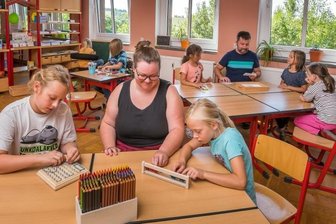 Das Erzgebirge hat jetzt eine "Freie Demokratische Schule" - Im Erzgebirgshof in Gehringswalde wurde die erste Freie Demokratische Schule eröffnet. Unterrichtet werden die Kinder unter anderem von Elisabeth Glöckner und Michael Schreiber.