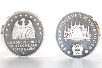 Das Erzgebirge hat seine eigene Münze: Ein Schwibbogen ziert die neue deutsche 25-Euro-Silbermünze - So sieht die Schwibbogen-Münze aus.