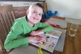 Das Erzgebirge hilft: Ben aus dem Sehmatal sucht einen Lebensretter - Ben aus Sehma ist voriges Jahr in die Schule gekommen. Doch lange konnte er die Grundschule in Neudorf bisher noch nicht besuchen. Denn seit Anfang des Jahres ist er meist im Krankenhaus. Ben hat akute lymphatische Leukämie – Blutkrebs.