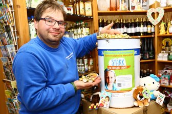Das Erzgebirge hilft: Warum ein junger Neudorfer Kronkorken und Blechdeckel sammelt - Danny Gehler sammelt in seinem Geschäft in Neudorf Kronkorken und Blechdeckel.