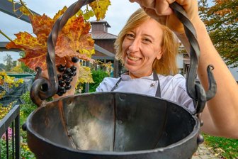Das Erzgebirge im Kochtopf: Köchin startet Theaterprojekt mit Sechs-Gänge-Menüs - Claudia Lappöhn und ihr Meltingpot, der in ihrem Theaterprojekt eine Rolle spielt. Meltingpot heißt Schmelztiegel - als Sinnbild dafür nimmt sie diesen Suppentopf, der so oder so ähnlich während der Besiedlungszüge überm Feuer gehangen haben könnte. Wie aus vielen Zutaten ein neues Gericht entstehen kann, kann aus verschiedenen Einflüssen, so Lappöhn,  auch eine neue Tradition entstehen.