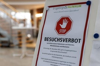 Das Erzgebirge im Notfallmodus - Nur zwei Wochen ist es her, dass alle sechs Kliniken im Erzgebirge Besuchsverbot verhängten. Am Montag wurde in Sachsen die Überlastungsstufe erreicht, jetzt müssen bereits erste Patienten verlegt werden. 