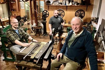 „Das Erzgebirge ist nicht nur Holzkunst“: Hier bewahren drei Generationen die Tradition der Blechfertigung - Karl-Heinz Friedrich (r.), sein Enkel Lars Hofmann (l.) und sein Sohn Mathias Friedrich (hinten) bewahren in einer historischen Werkstatt die Geschichte der blechverarbeitenden Industrie, die auch in Bernsbach eine lange Tradition hat.