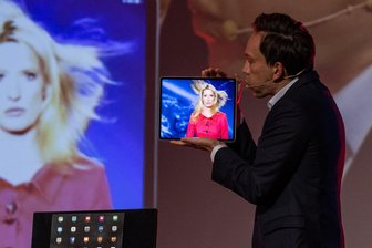 Das Erzgebirge kürt seine Sporttalente - Magier Christoph Wilke nutzte für seine Tricks vor allem sein iPad. Er gehörte zu den Showacts bei der Sporttalente-Gala.
