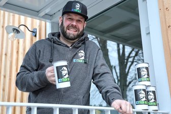 Das Erzgebirge und sein großes Herz: Nächster Rekord bei Spendenaktion „Thom hilft“ - Mit solchen Spendenbüchsen sammelt Thomas Hänel im ganzen Erzgebirge für die Aktion „Thom hilft“ seit Jahren erfolgreich Geld zugunsten krebskranker Kinder und deren Familien. Die Unterstützung für „Thom hilft“ geht inzwischen aber weit über die Sammelbüchsen hinaus.