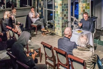 Das Erzgebirge und sein Heimatbegriff - Lukas Rietzschel hat bei den Poetiktagen Erzgebirge aus seinem neuen Roman "Raumfahrer" gelesen. Der Erfolgsautor aus der Oberlausitz hat in diesem Jahr den Sächsischen Literaturpreis erhalten. 
