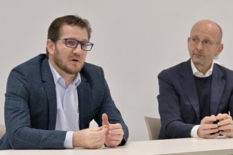 Das Erzgebirgsklinikum und der Weg aus der Krise - Klinik-Geschäftsführer Marcel Koch (links) und der vom Gericht bestellte Sachwalter Lucas Flöther berichteten am Montag über den aktuellen Stand im Insolvenzverfahren.