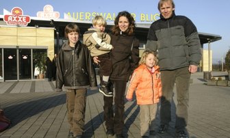 "Das Essen ist einfach zu teuer" - 
              <p class="artikelinhalt">Bernhard und Birgit Herzig aus der Nähe von Aschaffenburg haben am Sonntagvormittag mit ihren Kindern in der Autobahn-Raststätte Auerswalder Blick Nord den ersten Stopp eingelegt.</p>
            