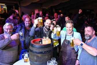 Das etwas andere Oktoberfest: Mittweida hat Bock auf Rock - Zum Auftakt des Oktoberfestes in Mittweida hat Oberbürgermeister Ralf Schreiber (2. v. r.) am Freitagabend mit Veranstalter Michel Köhler (r.) das Fass Freibier angestochen.