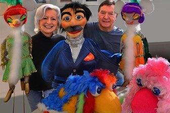 Das etwas andere Puppentheater in Gahlenz - Maritta und Klaus Spindler mit Klappmaulpuppe Heini (Mitte), zwei Charlestontänzerinnen sowie Pinky und Fredy (vorn), die vor allem in Kinderprogrammen ihre Show abziehen. 