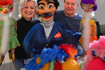 Das etwas andere Puppentheater - Maritta und Klaus Spindler mit Klappmaulpuppe Heini (Mitte), zwei Charlestontänzerinnen sowie Pinky und Fredy (vorn), die vor allem in Kinderprogrammen ihre Show abziehen. 