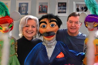 Das etwas andere Puppentheater - Maritta und Klaus Spindler mit Klappmaulpuppe Heini (Mitte) und zwei Charlestontänzerinnen.