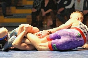 Das ewig junge Duell steht bevor - Der Pole Adam Biekowski (links, hier gegen einen Ringer aus Aue), ist im Fliegengewicht eine Bank bei den Thalheimern. 