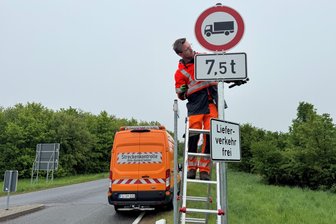 Das Experiment entlang der A 4: Schilder für den Verkehrsversuch sind aufgestellt - Ein Mitarbeiter der Straßenmeisterei Freiberg montiert ein Verkehrsschild zur Tonnagebegrenzung an der Hirschstraße in Schmalbach.