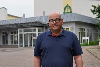 Das Fachklinikum Wiesen beschäftigt sich mit der Frage: Was tun bei Corona-Langzeitfolgen? - Chefarzt Michael Leistner vor der Institutsambulanz, in der sich Betroffene nun melden können.