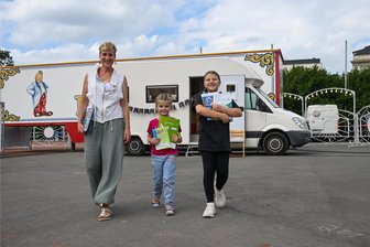 Das fahrende Klassenzimmer: Zu Besuch in der Zirkusschule auf dem Chemnitzer Richard-Hartmann-Platz - Im Vordergrund: Lehrerin Mechthild Hagemann und ihre beiden Schülerinnen Elena (links) und Celina Probst (rechts). Im Hintergrund: Ein gar nicht mal so gewöhnliches Wohnmobil.