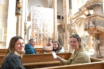 Das Fastentuch im Freiberger Dom: Kunstwerk der Kontroverse - Im Freiberger Dom betrachtete Familie Goldhahn aus Norwegen das Fastentuch: Selma, Lise, dahinter Kjellaug und Ana sowie Bruder Oskar.