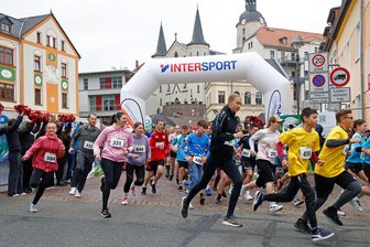 Das Fazit zum Meeraner Meerathon: Welcher Ex-Eispirat vorn mitmischte und wer gleich zweimal gewann - Rund 700 Läuferinnen und Läufer sind am Sonntag rund um den Teichplatz in Meerane unterwegs gewesen. Im Bild: Der Start des Wettbewerbs über 2,5 Kilometer.