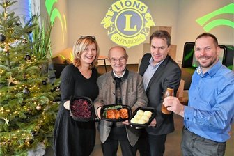Das Festessen für Bedürftige in Mittweida und Burgstädt ist schon unterwegs - Sie liefern das Festessen aus: Anne Katrin Koch, Werner Görmar, Ralf Schreiber und Robert Vennedey (v. l.).