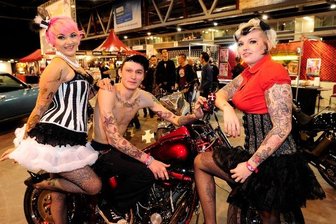 Beim Tattoo-Festival im vergangenen Jahr zeigten Valerie Rossacher, Dennis Baukau und Stephanie Rupp (von links) ihre Körperverzierungen.