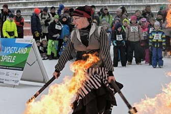 Das Feuer der Vogtlandspiele brennt wieder - Zur Eröffnung der 12. Vogtlandspiele in den Wintersportarten gab es in der Vogtland Arena in Klingenthal unter anderem eine Feuershow mit Sandra Baumann von den Feuerfünkchen. 