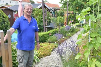 Das Fleckchen Grün gleich vor der Haustür - Vereinschef Frank Fischer in seinem Garten am Forstweg in Freiberg.