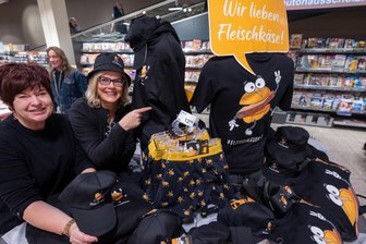 Das Fleischkäse-Brötchen aus dem Globus-Markt im Vogtland: Knusprige Kult-Semmel erhält eigene Fan-Kollektion - Nadin Hähnel (links) und Ines Hertel vom Globus-Team sind Fans des Kult-Fleischkäses.