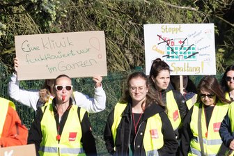 „Das fördert Spaltung und Demotivation“ – Was Mitarbeiter im Erzgebirgsklinikum der Geschäftsführung vorwerfen - Sie fordern gleichen Lohn für gleiche Arbeit. Am Donnerstag soll die zweite Tarifrunde am Erzgebirgsklinikum laufen. Die Fronten sind verhärtet. Viele Mitarbeiter sind enttäuscht und demotiviert. Sie kritisieren fehlende Fürsorge der Geschäftsführung.