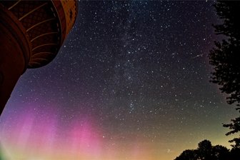 Das Foto der Nacht aus Mittweida: Sternschnuppen und Polarlichter - Perseiden und Polarlichter in der Nacht zum Dienstag am Wasserturm in Mittweida.