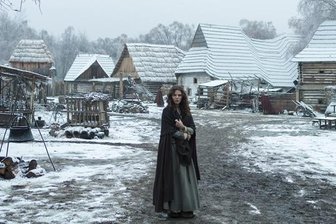 Eine derartige mittelalterliche Kulisse konnte die Produktion in Freiberg nicht entstehen lassen. Stattdessen wurde der Fernsehfilm in der Nähe von Prag gedreht, um die Welt der Hebamme Marthe (Ruby O. Fee) auferstehen zu lassen.