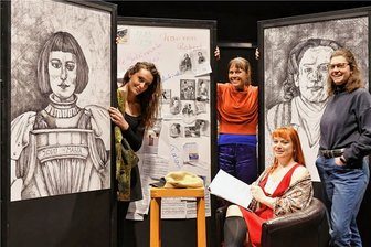 Das Freiberger Theater und sein Frauenzimmer - Probe zum ersten Teil von "Frauenzimmer" in der BiB im Mittelsächsischen Theater Freiberg mit den beiden Darstellerinnen Tonja Arina Gold und Susanna Voß, Regisseurin Jasmin Hawlicek und Dramaturgin Katharina Landsberg (v.l) . Foto: Eckardt Mildner