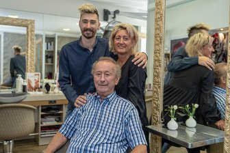 Das Friseur-Handwerk im Vogtland: „Es gibt wenige Geschäfte, denen es gut geht“ - Drei Generationen: Innungsobermeisterin Korinna Ernst mit ihrem Vater, Salon-Gründer Ulrich Trommer, und ihrem Sohn Philip Trommer-Ernst.