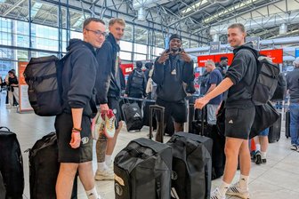 „Das fühlt sich an wie Flitterwochen“: Niners Chemnitz sind erstmals in ein Trainingslager gestartet - Reisen mit großem Gepäck: die Niners Chemnitz am Flughafen Prag, hier Teambetreuer Christian Roser, die Spieler Julian Steinfeld und Ty Brewer sowie Teammanager Pascal Kühne (von links). Die Reise geht in die Schweiz.