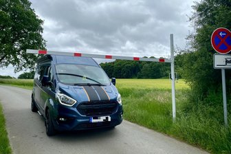 „Das fühlt sich wie Diskriminierung an“: Heftige Debatte um Höhenschranke für Camper an der Talsperre Pöhl entbrannt - Für höhere Fahrzeuge ist vor dem Parkplatz am Gansgrüner Badestrand Schluss.