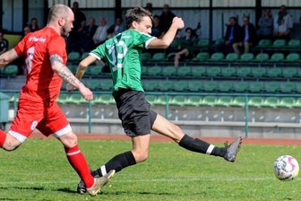 Das Führungsduo setzt sich wieder ab - Grünbach-Falkensteins Luca Calvin Müller (rechts) erzielt hier gegen Plauen Nord früh in der Partie seinen zweiten Treffer zum 2:0. Müllers Teamkollege Michal Andrs traf in der zweiten Halbzeit ebenfalls doppelt zum schlussendlich deutlichen 4:0-Heimsieg. 