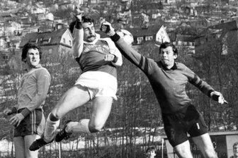Das Fußball-Erzgebirge verliert eine prägende Figur - Torhüter Karl-Heinz Wienhold kann den Ball gerade noch so vor Aues Harald Mothes abwehren. 1:1 endete dieses Oberliga-Spiel gegen Frankfurt im März 1984.