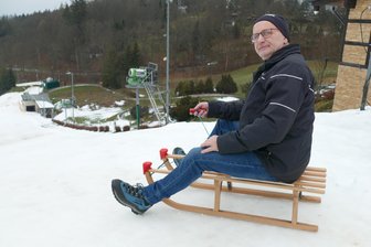 Das gab es noch nie: Sommer- und Winterversion beim Augustusburger Rodelgaudi erstmals vereint - Den Skihang will Betreiber Jörg Hammer am Samstag für Schlitten freigeben, während gleich nebenan die Sommerrodelbahn eröffnet wird.