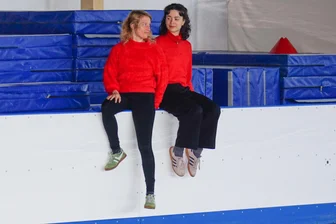 Das gab es so noch nie: Theater in der Jutta-Müller-Eissporthalle - Magda Decker (links) und Vera Cosima Gutmann sind die unbenannten Protagonistinnen in dem Stück „6.0 Eis.Kunst.Traum“. Foto: Theater Chemnitz