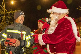 Das gab es wohl noch nie im Erzgebirge: Feuerwehrmänner aus Raschau mussten beim Weihnachtsmann antreten - Diesmal wurden auch die Feuerwehrkameraden vom Weihnachtsmann beschenkt.