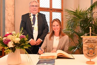 Das gab’s noch nie: Olympiasiegerin Julia Taubitz wird erste Ehrenbürgerin in ihrer Heimatstadt - Im Beisein von Oberbürgermeister Rolf Schmidt durfte sich Julia Taubitz ein zweites Mal ins Goldene Buch der Stadt eintragen.