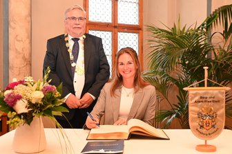 Das gab’s noch nie: Olympiasiegerin Julia Taubitz wird erste Ehrenbürgerin in ihrer Heimatstadt - Im Beisein von Oberbürgermeister Rolf Schmidt durfte sich Julia Taubitz ein zweites Mal ins Goldene Buch der Stadt eintragen.