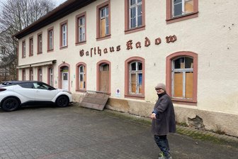 Das Gasthaus Kadow in Erdmannsdorf und ein verrückter Plan - Ein Foto muss doch nicht sein, sagt Batjargal Mishigdorj. Einer ihrer beiden Söhne hat das Gasthaus Kadow in Erdmannsdorf 2022 gekauft und sie kommt regelmäßig aus Stuttgart, um die schwierigen Sanierungsarbeiten zu koordinieren.