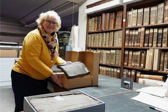 Das Gedächtnis der Stadt packt die Koffer - Die Leiterin des Stadtarchivs Silva Teichert hat sich ersten Archivkartons mit historischen Unterlagen vorgenommen. Die Bestände werden vor dem Umzug auf Vollständigkeit, Zustand und Schäden geprüft. 