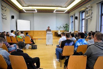 Das Gedenken an den Oskar Schindler von Reichenbach bekommt Namen und Gesicht - Jesse Foerster spricht in der Aula des Goethe-Gymnasiums vor Acht- und Zehntklässlern über seinen Großvater Willy Rudolf Foerster. Im gleichen Raum hat sein Großvater vermutlich die Abiprüfung abgelegt.