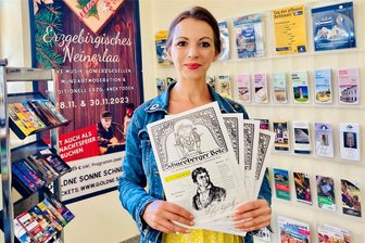 Das geheime Firmenlogo von Ernst August Geitner: Forscher suchen nach Sachzeugen - Manja Urban von der Touristinformation Schneeberg hält die Sonderausgabe des „Schneeberger Botens" in den Händen. Das Heft widmet sich dem Erfinder und Chemiker Ernst August Geitner (1783-1852).