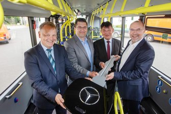Das geheime Gutachten zur Zukunft der Plauener Straßenbahn: Das steht drin - Finden sie eine Schlüssellösung zur Rettung der Straßenbahn? OB Zenner, PSB-Chef Treiber und Landrat Hennig (v. re.), hier bei der Auslieferung von E-Bussen durch Ulrich Piotrowski.
